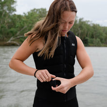 Load image into Gallery viewer, 2027 IVY SOL VEST BLACK
